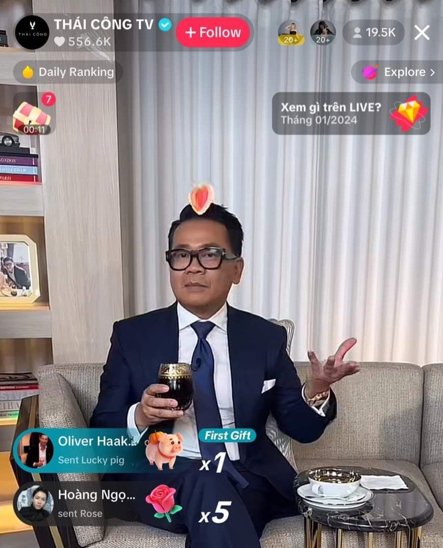 emilyyvuong's tweet photo. 🔥Thái Công livestream bán hàng? Case study hay về marketing đó. Bạn chưa biết thì để Emily tóm tắt giúp cho.

🔹Quách Thái Công - Founder và cũng là CEO của Công ty TNHH Thái Công Việt Nam (trước đây cũng từng lập Cty về nội thất tại Đức).

🔹Mặc dù đã thành lập công ty từ lâu nhưng phần đông dân VN cũng chả biết a này là ai, cho đến năm 2019, a bắt đầu sử dụng media như 1 kênh reach out mở rộng tệp khách hàng.
Thái Công bắt đầu làm youtube với nội dung chia sẻ cuộc sống của những người siêu giàu tại Việt Nam - một ngách nội dung mà trước giờ rất ít người đủ khả năng để làm. Cùng lắm là mấy ông youtube xin rì viu qua mấy căn nhà trăm tỉ của mấy ông trọc phú thích khoe của chứ chưa có ai đi sâu bài về "phong cách thượng lưu", định nghĩa về "lịch lãm" và "từ a-z các quy tắc ngầm của dân thượng lưu". Đoạn này đúng thời điểm covid, dân tình đang lay lắt thất nghiệp ở nhà lại đc xem mấy clip về cuộc sống của giới thượng lưu, đánh đúng tâm lý tò mò của người Việt.

🔹Chọn ngách tốt, làm nội dung đặc sắc có dấu ấn không bị pha lẫn -> viral cực mạnh trên social Việt Nam. Đánh vào insight và hình thành tâm lý tại Việt Nam, "bạn có tiền nhưng chưa chắc bạn sang", bạn giàu sao bạn ko  mà "tiêu chuẩn sang là phải dùng đồ Thái Công" -> tự tạo ra vấn đề từ đó tạo tệp khách hàng mới cho mình, một case study khá hay về marketing.

🔹Nếu chưa từng bước vào nhà 1 người giới thượng lưu thì cũng khó để hình dung, nhưng 1 căn nhà của giới thượng lưu sẽ được set up về nội thất ngay từ lúc còn chưa khởi móng, thậm chí có home stylist theo từng mùa. Và tất cả đều đi theo bộ (đây là điểm khác biệt lớn với tầng lớp trung lưu/gia đình bt, lâu lâu có tiền lại mua thêm 1 vài thứ sau đó mới nghĩ tới việc đặt ở đâu).

🔹Một điểm đặc trưng của xa xỉ phẩm đó là "limited". Những thứ limited luôn cần thẩm định và có bảo hiểm đi kèm (còn mua hàng trên sàn TMĐT chỉ có thể check độ trust thông qua số lượt voting trên shop). Những người mua hàng xa xỉ phẩm không cần discount, không cần freeship hay các ưu điểm mà sàn TMĐT cung cấp.

🔥Từ mọi yếu tố, xa xỉ phẩm nói chung và sàn TMĐT là 2 thứ ko dành cho nhau. Vây thì tại sao TC lại livestream tiktok?

🔹20h ngày 9/1, Thái Công lần đầu tiên livestream bán hàng trên nền tảng TikTok. Chỉ trong 20p mở phát trực tiếp đã nhận hơn 1 triệu lượt like (dám chắc 99% số này chỉ là đến hóng). Vì những người có tiền thật thì 20h họ chắc mới từ sân golf về hoặc đang đi uống rượu với đối tác, thời gian đâu mà xem live tiktok. -> Team Thái Công có biết điều này ko, chắc chắn có, nhưng họ cố tình làm vì mục tiêu rõ ràng là để cho càng nhiều người xem càng tốt gây viral chứ phải vì mục đích bán đc hàng. Đây đơn giản chỉ là cách thức gia tăng giá trị truyền thông cho thương hiệu. 
🔹Kết quả là đám đông chê livestream gì chỉ bán đc vài cái bình, nhưng chính cách họ bàn tán hay nhắc về name tag "Thái Công" vì bán 1 thứ với mức giá "vô lý" là chính họ đang promo miễn phí cho thương hiệu. Về khoản livestream trên nền tảng này thì Trung Quốc đi trước VN khoảng 5-10 năm. Cứ nhìn các cty dịch vụ làm nội dung/bán hàng... ở TQ hiện tại thì chính là VN trong vài năm nữa.

🔹Hiện tại có vẻ Thái Công đã trở thành 1 name tag và chuẩn mực cho sự thượng lưu ở Việt Nam (so với trước 2019 chả ai biết), ngó qua KQKD của công ty từ 2016 thì thấy:
🔹Năm 2016, doanh thu thuần của công ty có 8,6 tỷ VNĐ, lãi gộp 4,6 tỷ (biên lợi nhuận tận 53%) nhưng kết quả lại báo lỗ 6 triệu VNĐ?
🔹Năm 2017 doanh thu 17 tỷ (lợi nhuận 366tr), 2018 là 34 tỷ (lợi nhuận 500 tr), đến 2019 báo lỗ hơn 1 tỷ??? Đến cuối 2019 công ty thậm chí đang âm vốn chủ sở hữu 317 triệu VNĐ.
🔹Năm 2019 chính là giai đoạn lay lắt của công ty, nhưng từ 2019 đến nay khi công ty bắt đầu sử dụng truyền thông để xây dựng tên tuổi và trở nên viral thì lại ko track ra đc KQKD (khá đáng tiếc vì ko có cái để so sánh). Hiện cty này đang kinh doanh cả mảng nhà hàng, nội thất và vẫn tiếp tục làm nội dung trên các nền tảng. 
🔥Công ty từ đang lay lắt âm vốn chủ sở hữu turn around sang thành một chuẩn mực về "thượng lưu" quả đúng là 1 case study hay tuyệt về marketing. Ở VN cũng có 1 doanh nghiệp làm được vậy rồi, bạn đoán là cty nào?