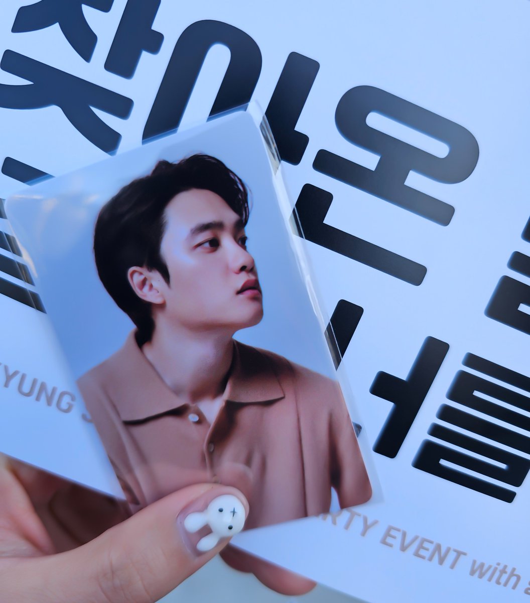 dyonigiri's tweet photo. Those who went to Kyungsoo bday party get a bracelet with Kyungsoo's hand writing of "rare item" written on it. A beads bracelet, and a photocard with Kyungsoo's message "I hope you won't catch a cold in 2024. Please take care of me. Please be healthy and be happy, cheer up!"

(DODBBONG)