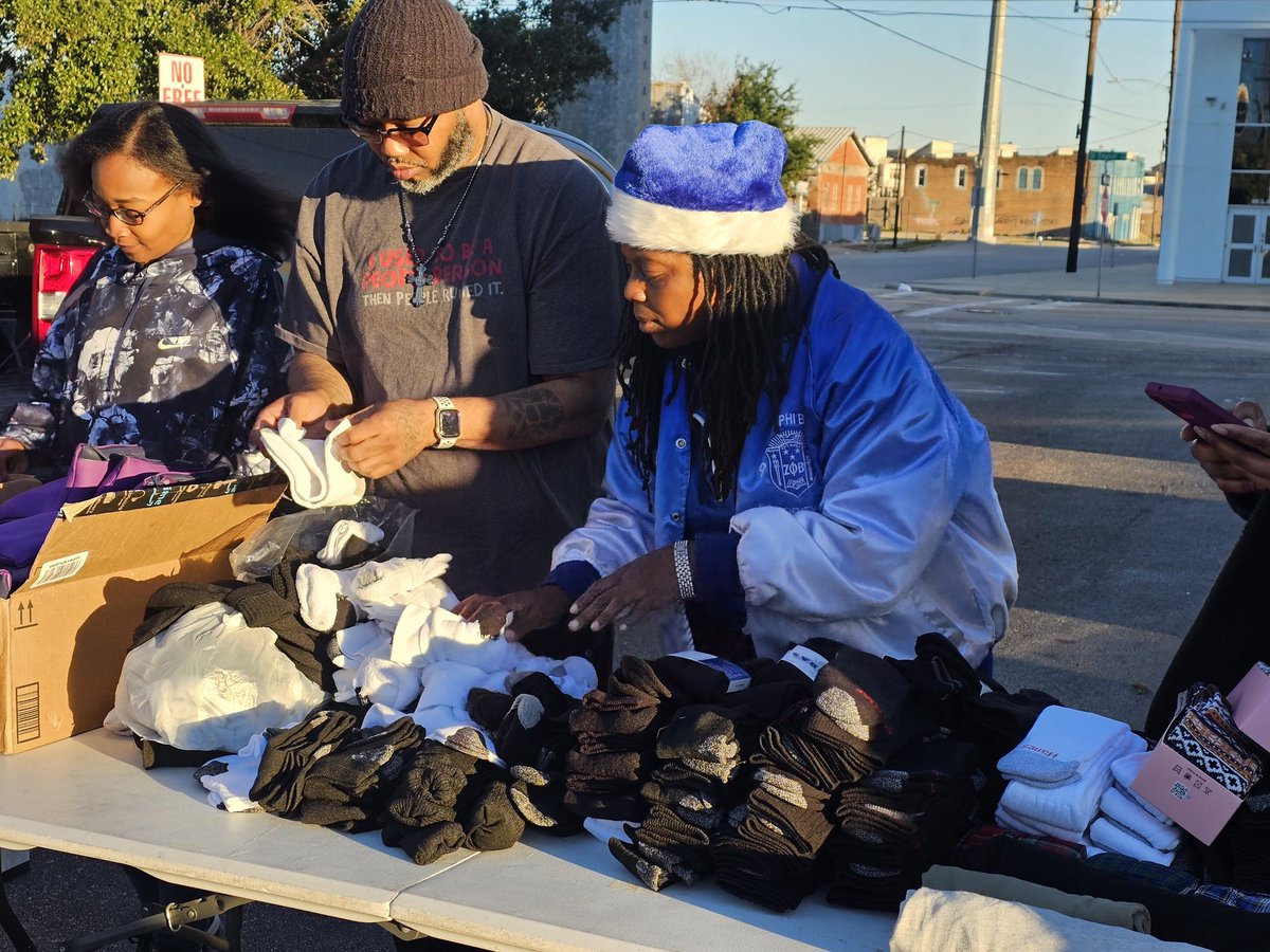 BlueLove_1920's tweet image. Did someone say &quot;service&quot;? L to R:  ARC Toy Giveaway, ARC Feeding the Homeless, and Wreaths Across America. These events were all in the same weekend last month 😁 #ServiceIsWhatWeDo 
#ZPhiB104
#CountdownToFiner
#FoundersDayCelebration