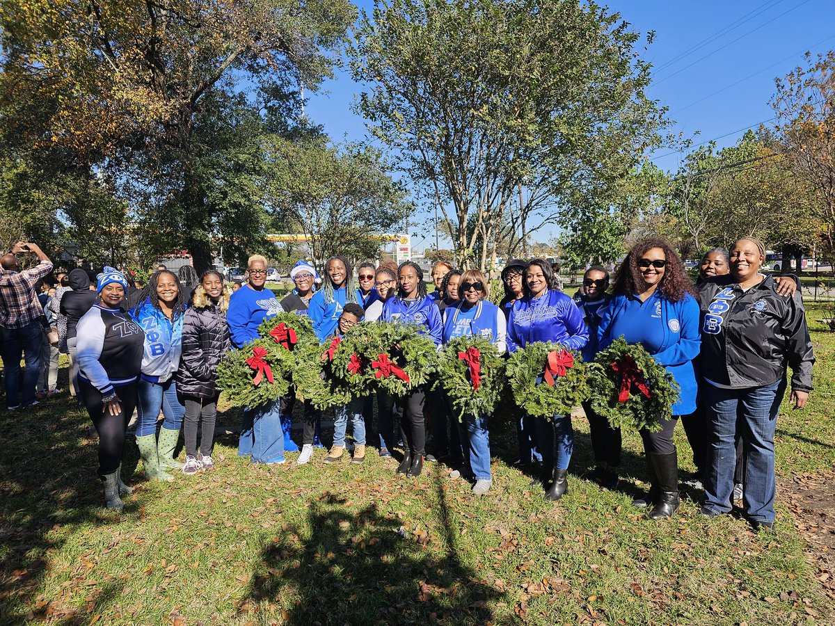 BlueLove_1920's tweet image. Did someone say &quot;service&quot;? L to R:  ARC Toy Giveaway, ARC Feeding the Homeless, and Wreaths Across America. These events were all in the same weekend last month 😁 #ServiceIsWhatWeDo 
#ZPhiB104
#CountdownToFiner
#FoundersDayCelebration