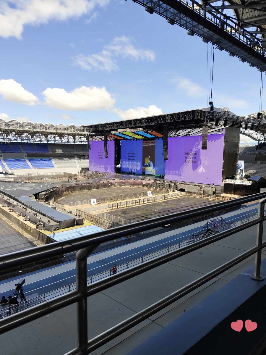 beyrista_'s tweet photo. omg i want to be there too.. i think this is the view for bleachers for #SEVENTEENinBULACAN https://t.co/AJ0rEKekho