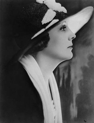 #Efemérides #OnthisDay #DOTD #Actress #EdnaPurviance

Hilo de 10 partes.

1958.

Hoy, 13 de enero, falleció EDNA PURVIANCE (n. 1895),
actriz estadounidense de cine en la era del cine mudo.

Actuó como actriz principal junto a Charlie Chaplin en más de 30 películas.