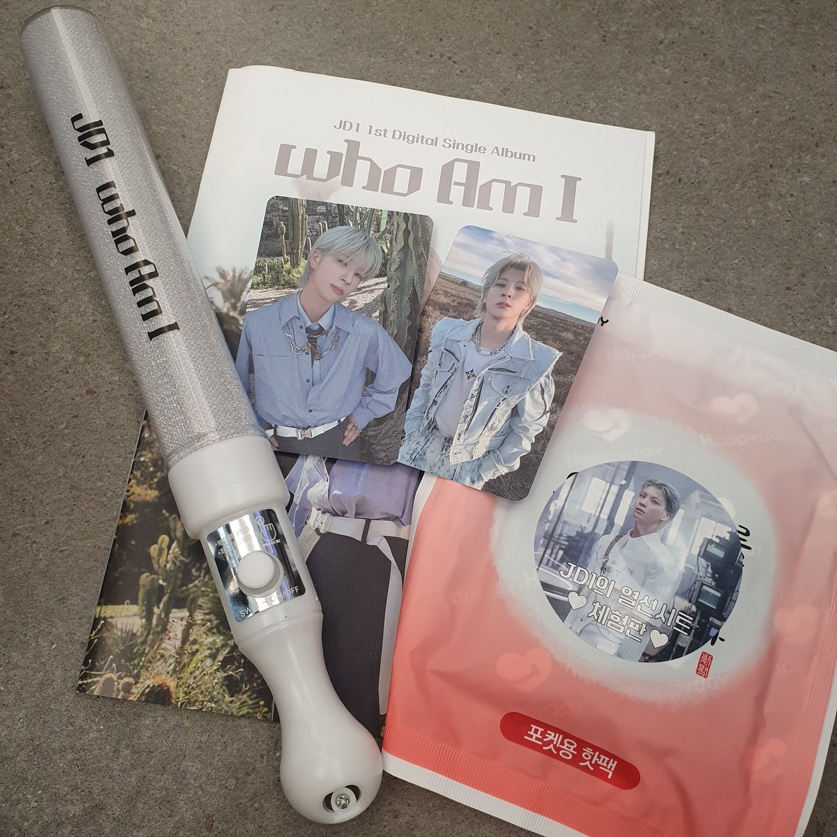 JDW_SEED's tweet photo. 쩨디원 응원봉이랑 공방포카랑 핫팩 🥹🫶 https://t.co/4noIh0Rptv