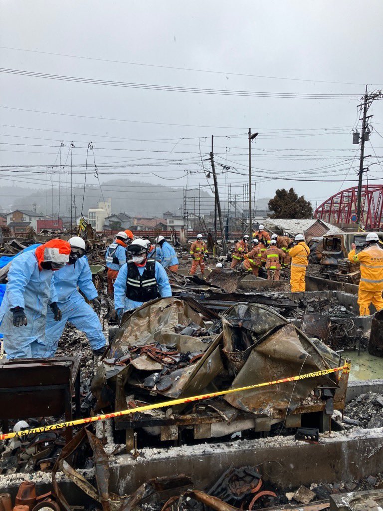 yokkaichiFD119's tweet photo. 緊急消防援助隊三重県大隊は、昨日に引き続き、石川県輪島市内で検索活動を実施しています。
厳しい寒さの中、三重県大隊の消防魂で活動しています。
＃四日市消防　＃緊急消防援助隊　＃令和６年能登半島地震 https://t.co/2HlWZAltYt