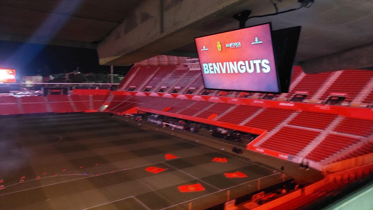 JA_Bauza's tweet image. Gran fiesta de inauguración del nuevo Estadio de Son Moix.Mas de 300 invitados todos querían su foto de recuerdo.Pero reconocer que hubo un gran olvidado que también apoyaron esta realidad el ex-alcalde ⁦@hila⁩ y el ⁦@psibpsoe⁩ .Es justo reconocerlo.🤷‍♀️