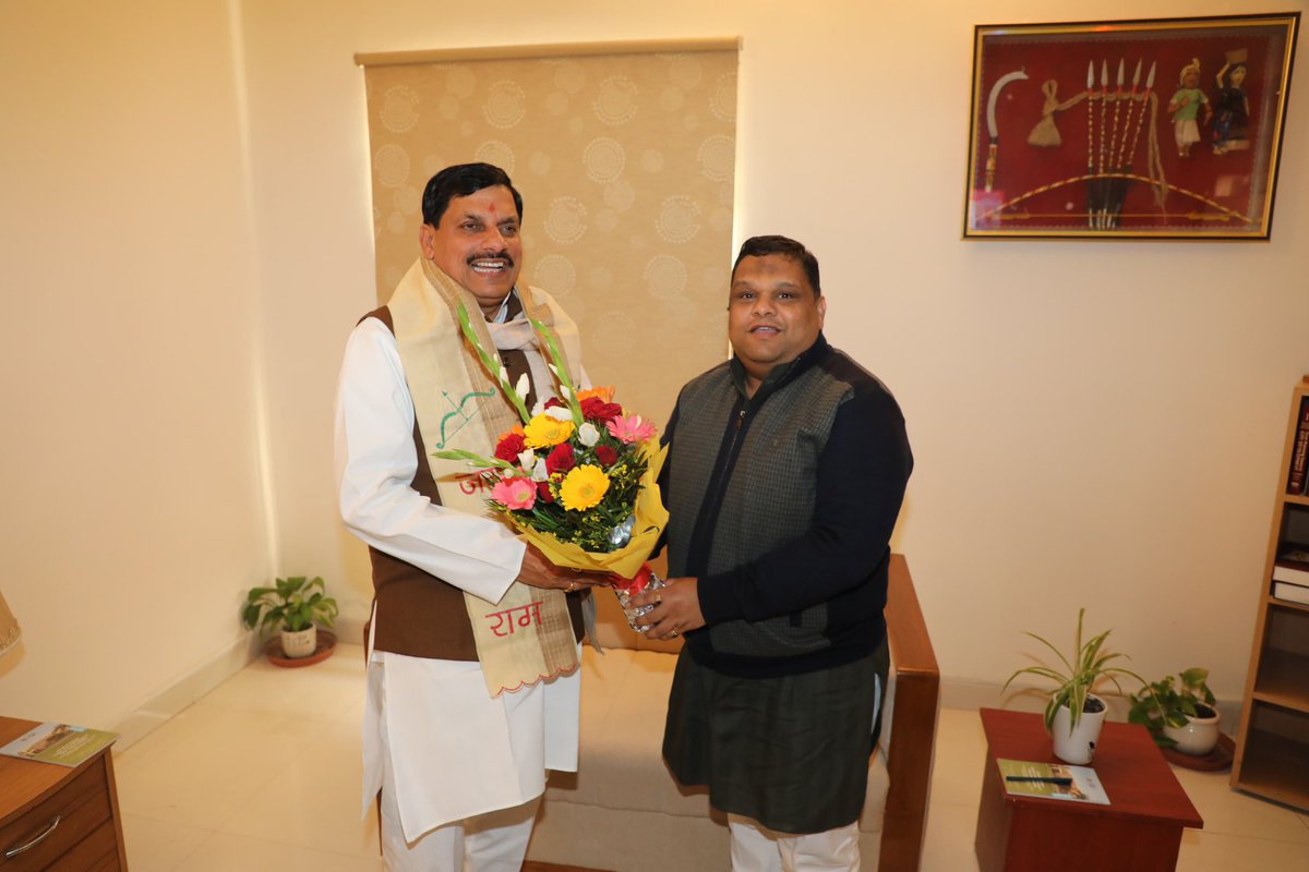 आज भोपाल में राष्ट्रीय बाल अधिकार संरक्षण आयोग के अध्यक्ष श्री <a href="/KanoongoPriyank/">प्रियंक कानूनगो Priyank Kanoongo</a> जी ने सौजन्य भेंट की। 

श्री कानूनगो जी ने पुष्पगुच्छ, शाल एवं स्मृति चिन्ह देकर शुभकामनाएं दीं।