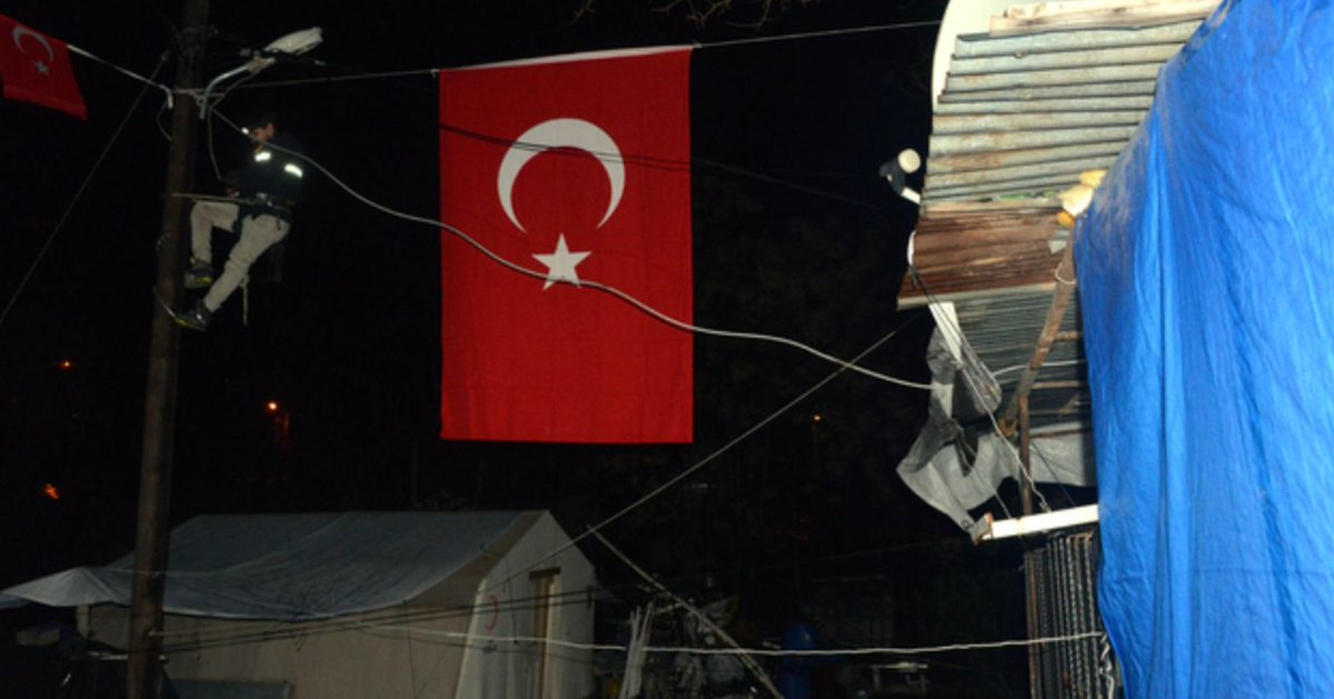 Şehit askerimiz Müslüm Özdemir’in şehadet haberi depremzede ailesine ulaştı.

Şehidimizin ailesinin yaşadığı çadıra Türk Bayrağı asıldı.