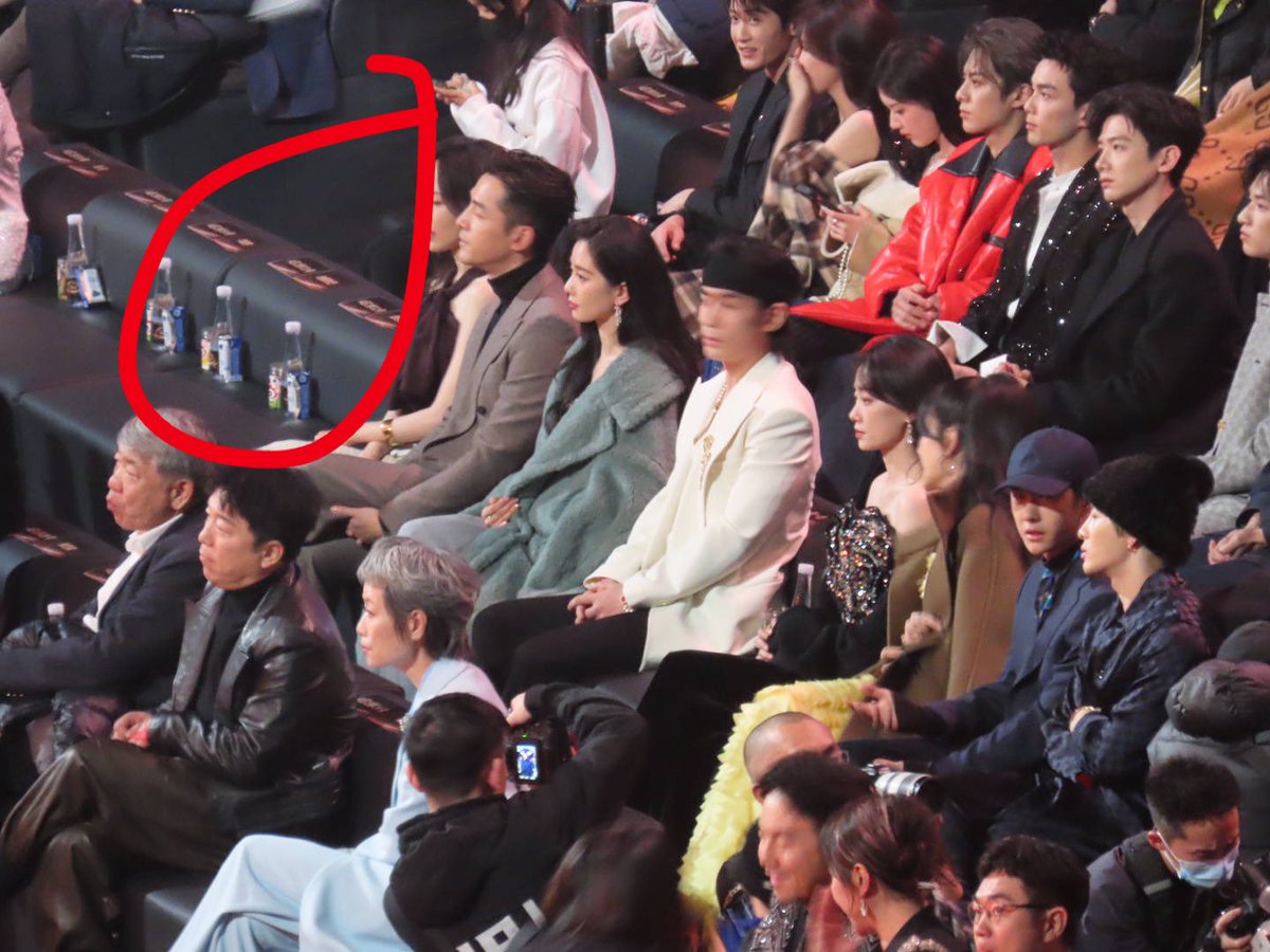 When xiao zhan is on his seat, yibo hasnt came. When yibo came, xz went backstage 🤣🤣🤣

#WeiboNight2023WithYizhan