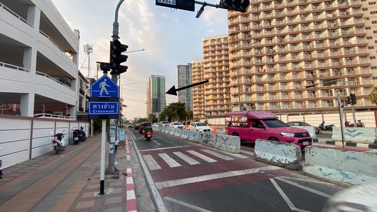 dnc1170's tweet photo. @lepubpattaya I so wanted to point to the car park..lol https://t.co/pmlw1OLpEq