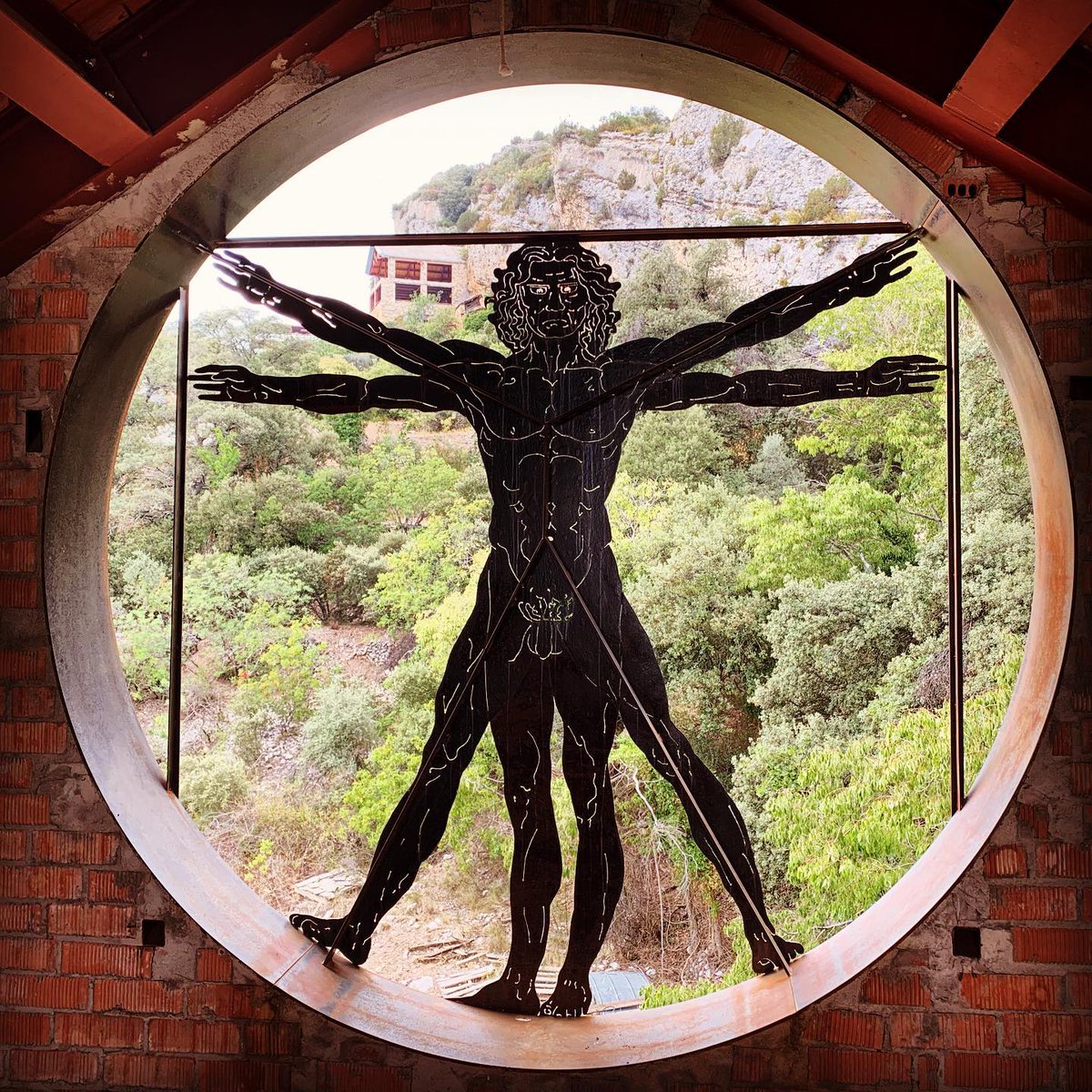 montsecloop's tweet photo. El hombre de Vitruvio del Montsec
📸 @nurplana

El Hombre de Vitruvio, también conocido como Estudio de las proporciones ideales del cuerpo humano, es un dibujo célebre de Leonardo da Vinci. Curiosamente, en Montsec se encuentra una réplica de esta obra, específicamente... https://t.co/zVLP6pJ2Yj