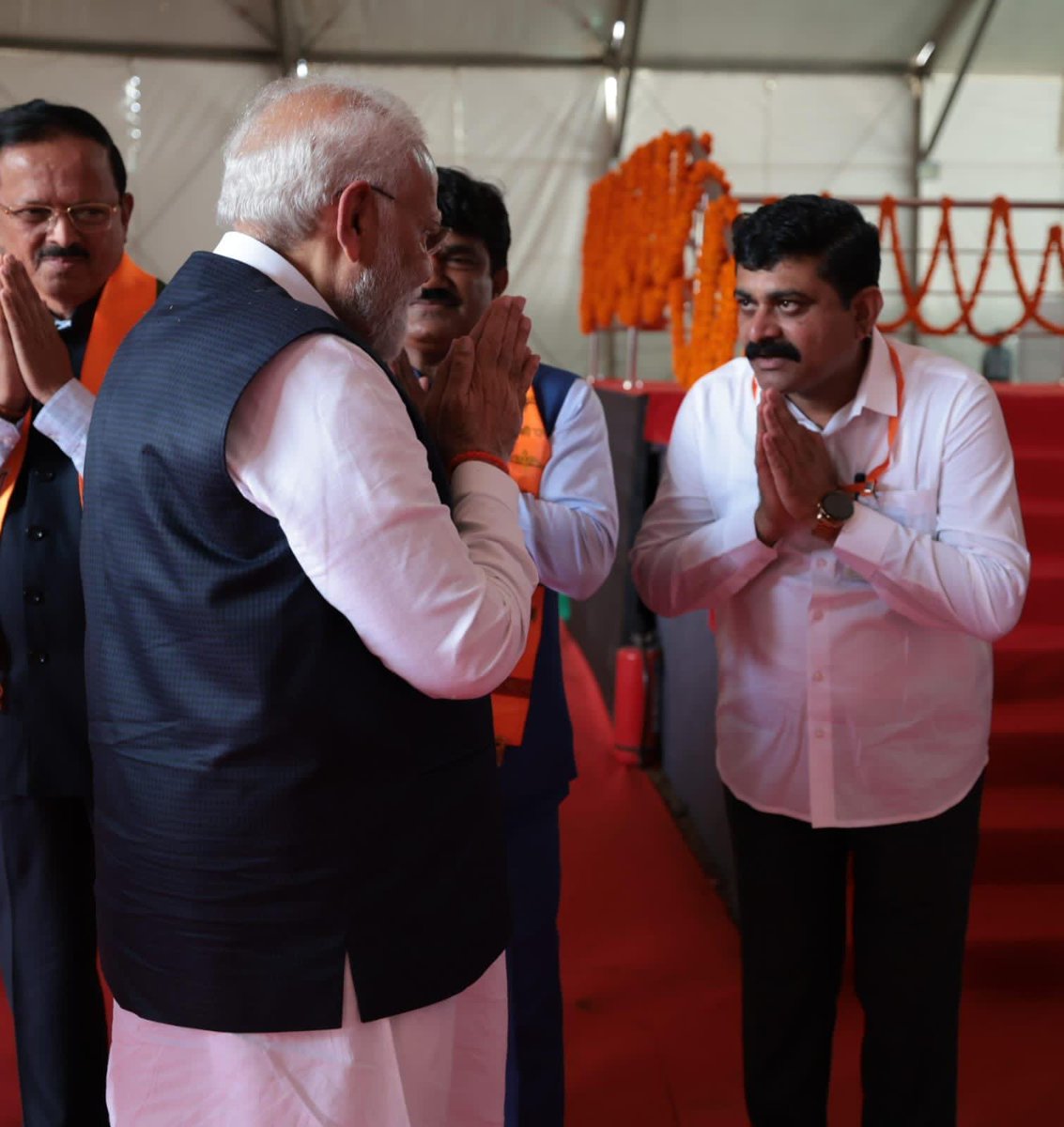 prashantjbjp's tweet photo. अभूतपूर्व आनंद..!

राष्ट्रीय युवा दिनानिमित्त नाशिक येथे आयोजित भव्य कार्यक्रमास देशाचे यशस्वी पंतप्रधान माननीय @narendramodi जी यांच्या स्वागताचा मान मिळाला.

#ModiInNashik #BJP #NarendraModi #BJPNashik https://t.co/UstfXoCfBb