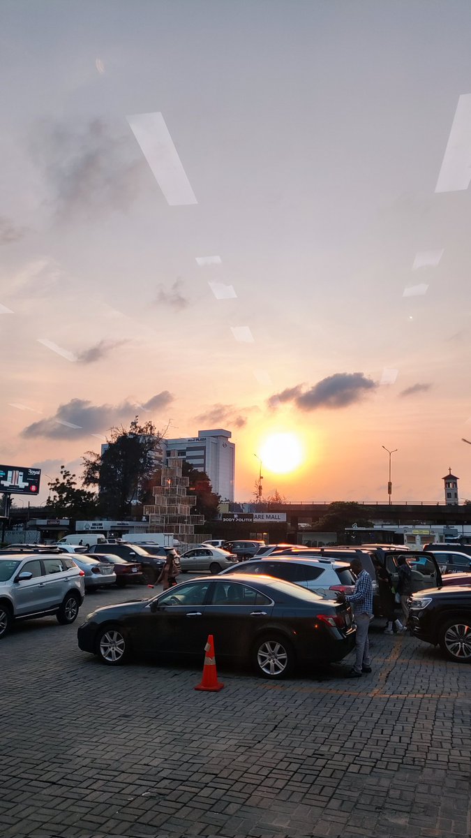 Devinez qui est de retour sur le continent africain ?! 🤌🏼❤️

Votre tantie Anasara préférée 😍

Petit indice du lieu: Leur troisième pont est très très long 🙈