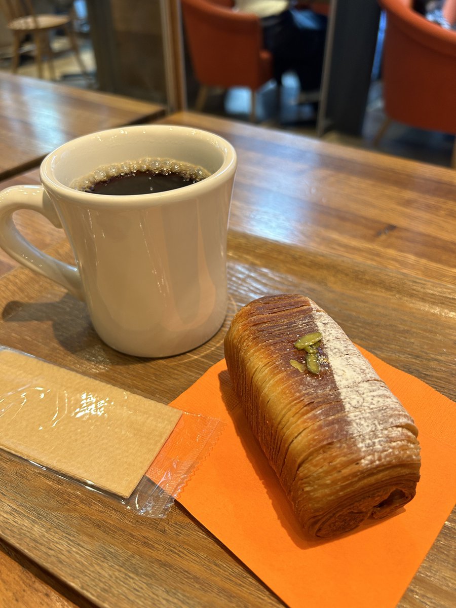 miri_tabi's tweet photo. こんばんは🌙
今日食べたパン🥐
2023パングランプリ受賞の『クロワッサン・レザン』
生地がクロワッサンとブリオッシュの二層になってて中には紅茶とキャラメルのクリームとレーズン🍇
美味しくってあっという間に無くなりました♡
#GGCo
#コートヤード・バイ・マリオット東京 https://t.co/SgaS7GcEaN