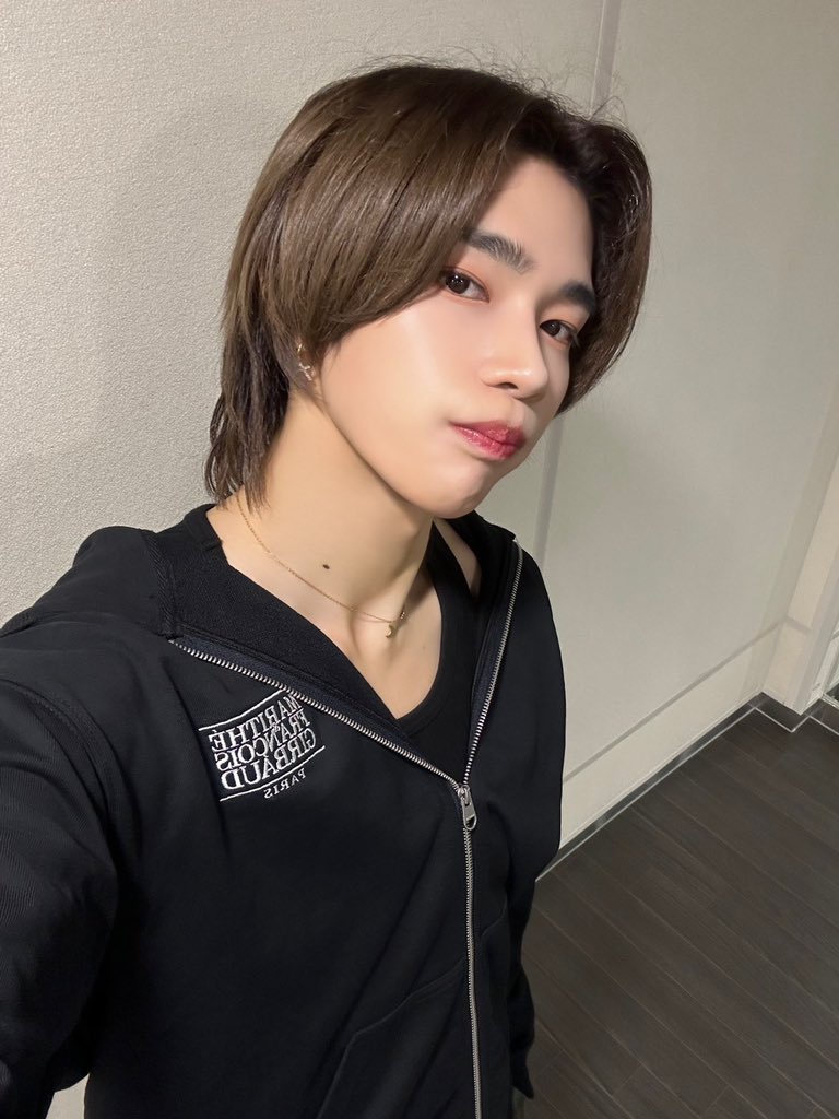 [#카엘] 
보고 싶다.
진심.

#루네이트 #LUN8 #Chael💙