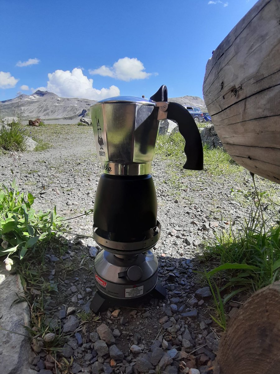 1560sec's tweet photo. @stagerbn Siebträger, für unterwegs eine Bialetti mit Mühle und Kocher. https://t.co/T4ViZiIlpl