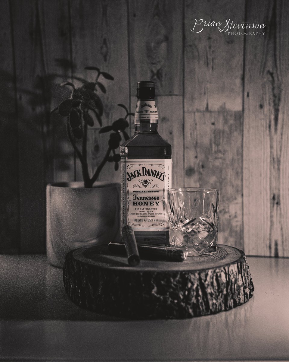 Brian1112S's tweet photo. Mucking about #whiskey #cigars #whiskeyphotography #photooftheday #photography #cigarlife #photographylover #lochlomond #jackdaniels #amaturphotography https://t.co/wapOaKC8vn