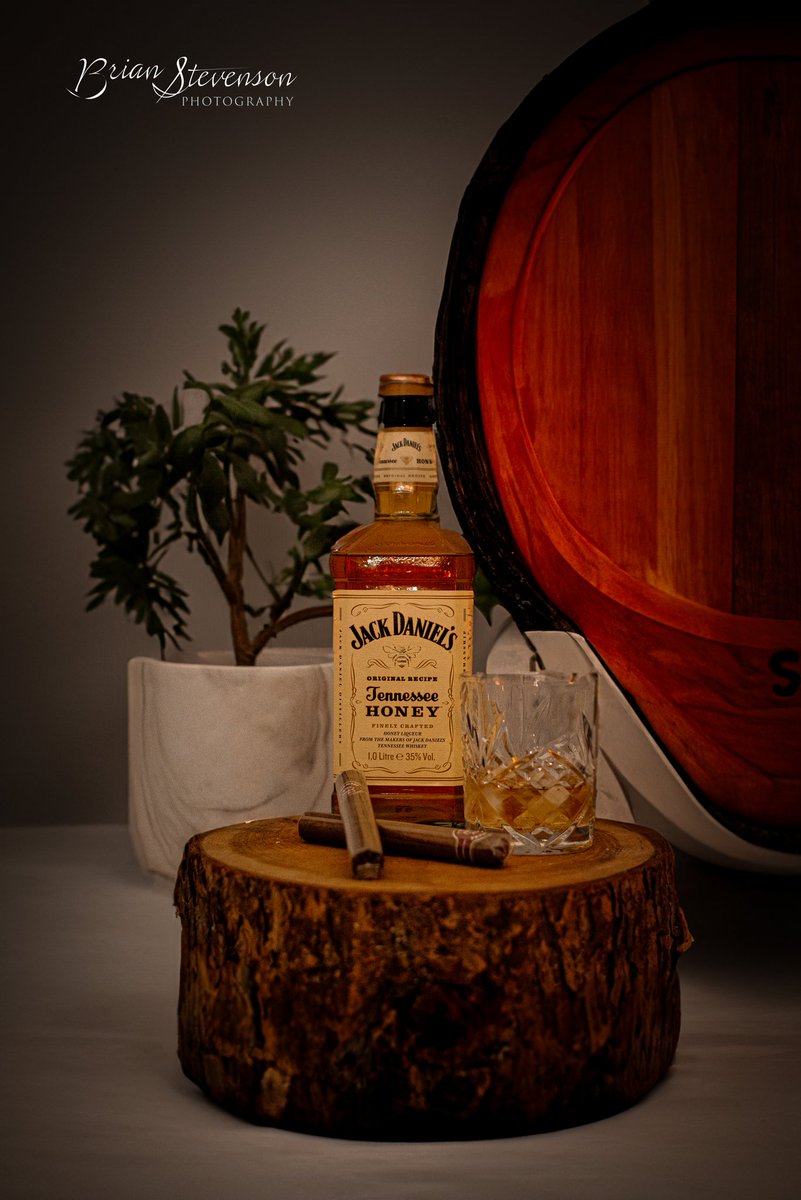 Brian1112S's tweet photo. Mucking about #whiskey #cigars #whiskeyphotography #photooftheday #photography #cigarlife #photographylover #lochlomond #jackdaniels #amaturphotography https://t.co/wapOaKC8vn