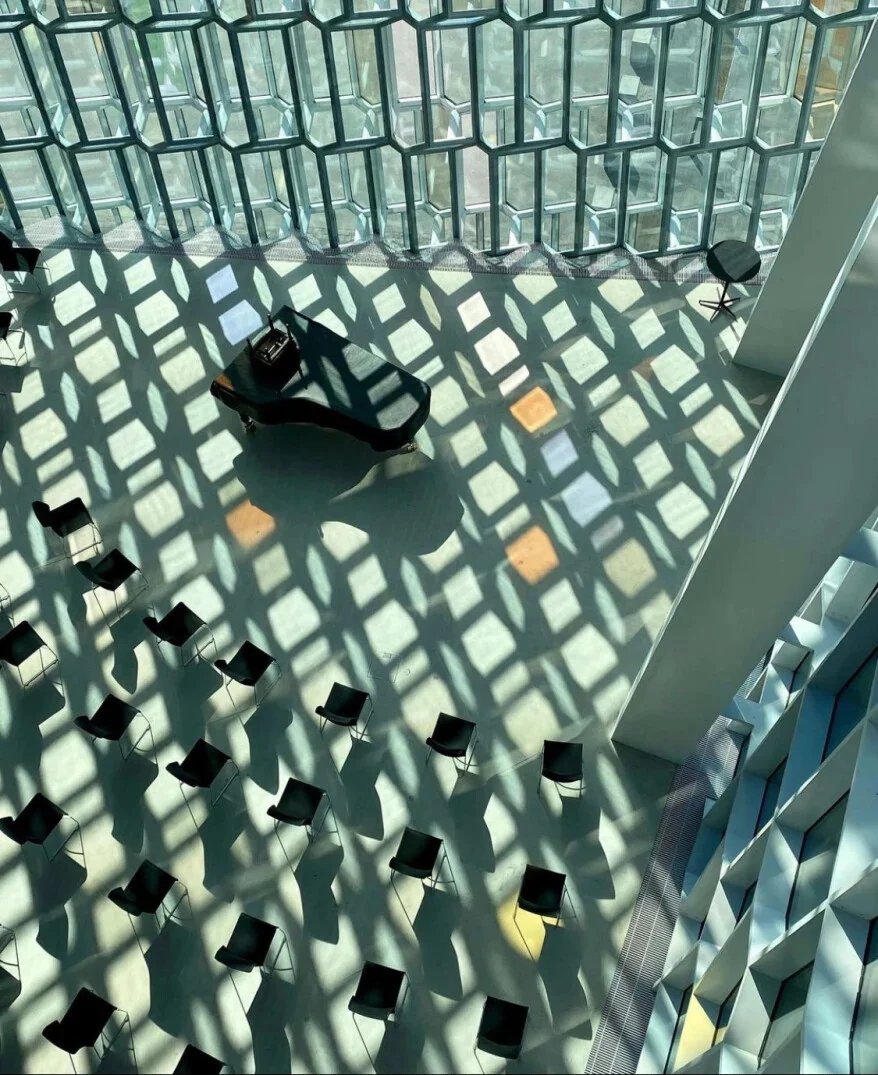 Harpa es la sede de la Ópera Sinfónica y de la Ópera de Islandia. Parte de la magia que se crea dentro de Harpa responde al juego entre la luz y el propio edificio, en el que se proyectan los colores que rebotan sobre la fachada, como un arcoiris que cambia constantemente.