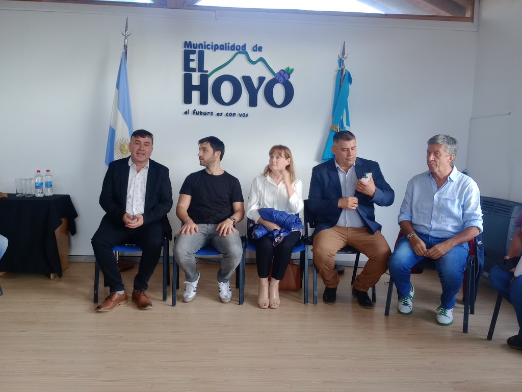 Acompañamos al gobernador @NachoTorresCH en su visita al municipio de #ElHoyo. Muchas gracias a su intendente César Salamín por recibirnos y por la posibilidad de conversar sobre sus proyectos para la localidad. #Chubut