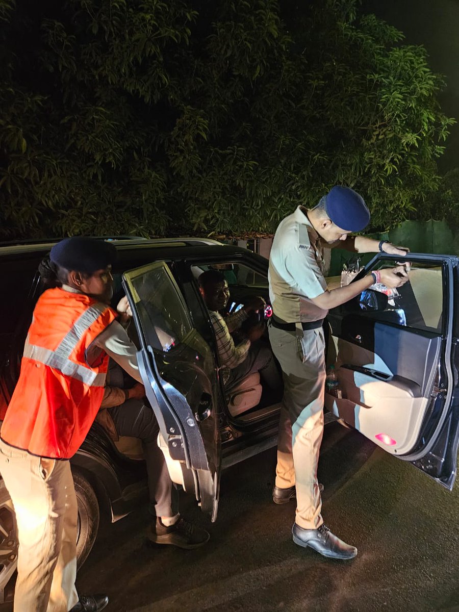 Daman_Police's tweet photo. Through clear windows, we build a safer community. Action taken against tinted glass &amp; black films vehicles by Daman Police.  #ClearRoads #PublicSafety https://t.co/OWEez4I3Ej