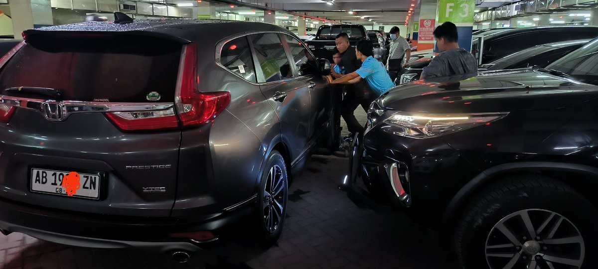 firyan's tweet photo. Bijak kalau parkir paralel di tempat parkir umum. Jangan sampai kejadian kayak Gini, repotin banyak orang, udah paralel, pake rem tangan pulak. Thank you Tim security Dan parking crew Botani Square yg sigap bantu bongkar pake alat. https://t.co/lohVv1Hd52