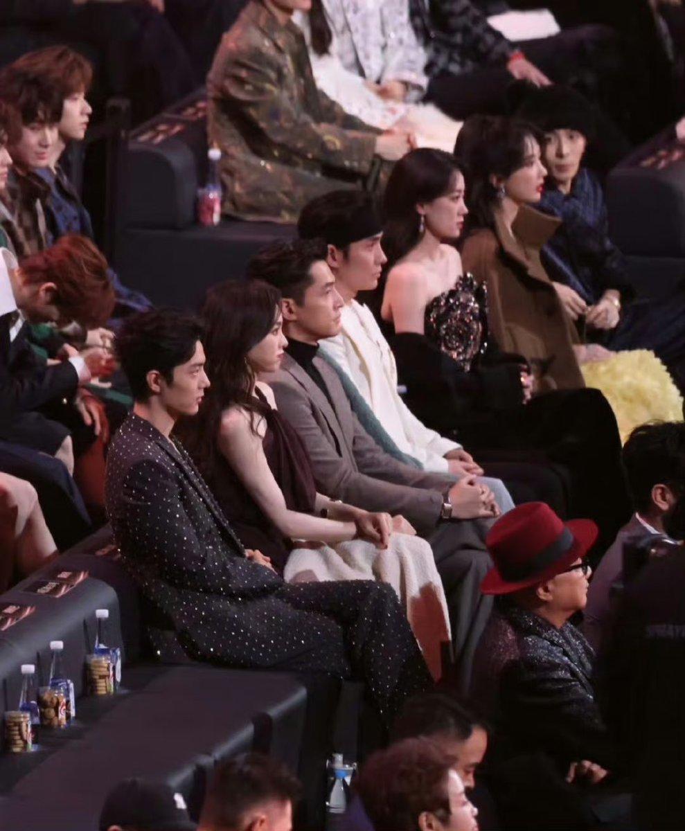 JACKSON SAT ON YIBO’S SEAT 😭😭😭

psspsss wyb there’s empty seats next to xz