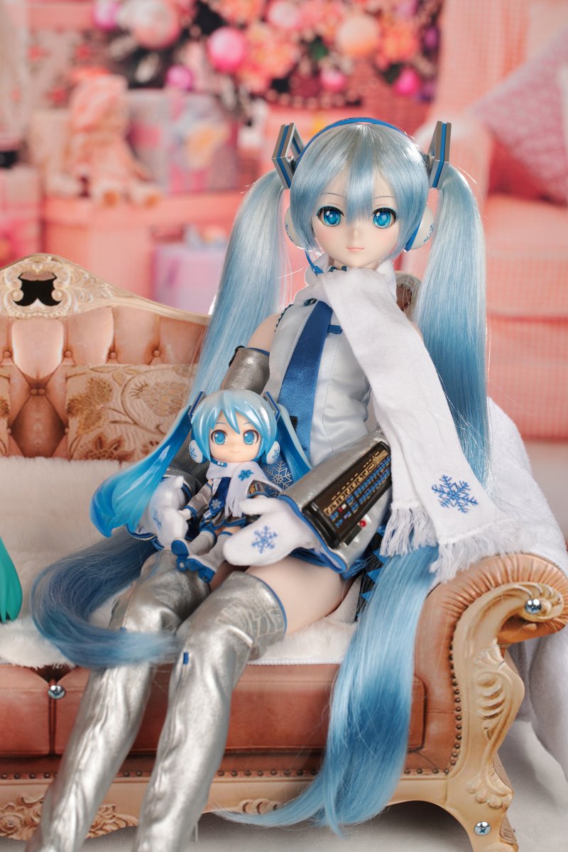 otonasi_DOLL's tweet photo. Xで見かけた、ドールにも使える猫用爪とぎソファ(amazonで2000円ぐらい)買いました。
造形はなくプリントされているだけなので実物はしょぼいですが、DDがゆったり2体座れそうです。
今度、サイズの合うファー生地買ってこよう。

#初音ミク 
#DD雪ミク
#ねんどろいどどーる https://t.co/vjpJfIRboI