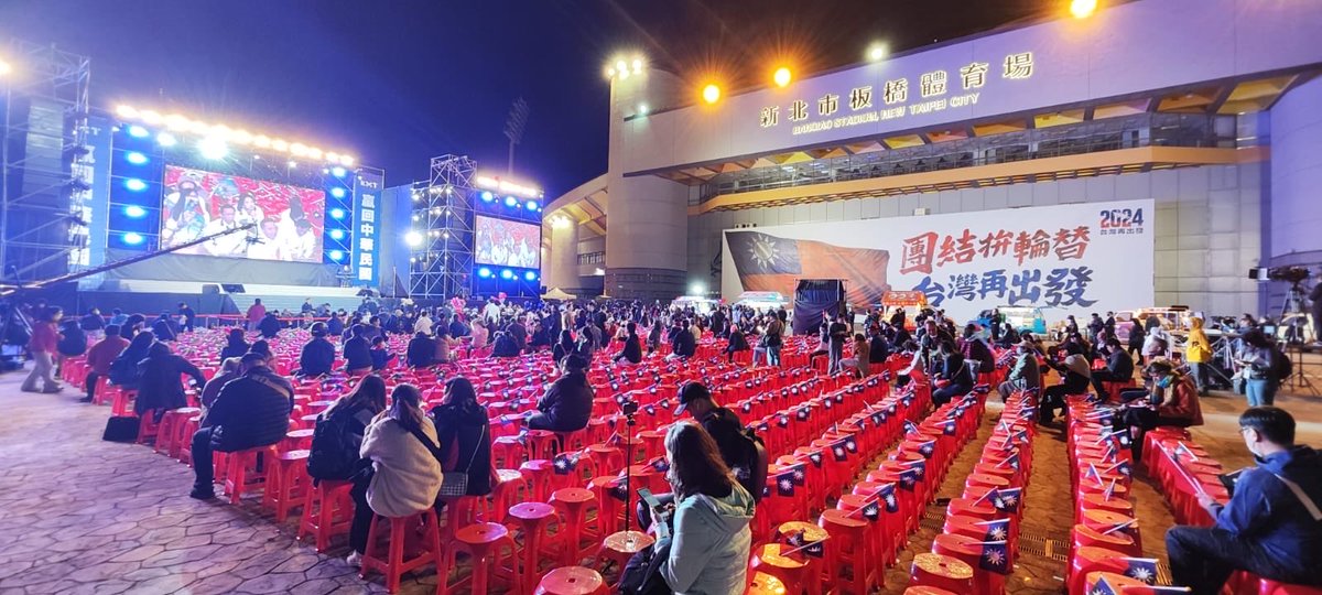 Eleetv1's tweet photo. Videographer Stephen Boitano is at the KMT rally…a different scene when compared to the DPP rally…all waiting for the presidential election results. ⁦@StephenBoitano⁩ #Taiwan #Taiwanelections https://t.co/yhcUNlvtm3
