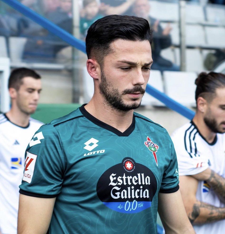MarioJimenezB_'s tweet photo. JESÚS BERNAL (27) - Racing de Ferrol

Mediocentro de base de la jugada, para iniciar posesiones, por su capacidad para entender el juego, dar salida y organizar. Controla su entorno antes de recibir y busca progresar. El futbolista más difícil de sustituir para Parralo. https://t.co/PDlMyNFqqu
