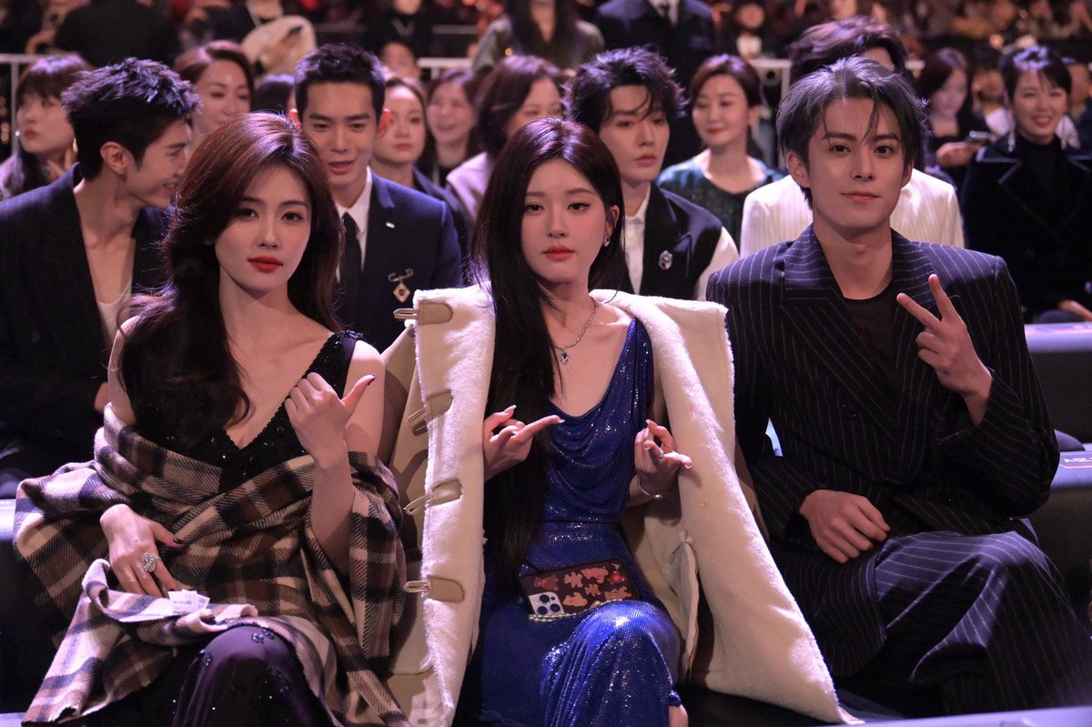 #BaiLu, #ZhaoLusi, #DylanWang, #ChenZheyuan, #YuShi and #DengWei in the same frame at 2023 Weibo Night.