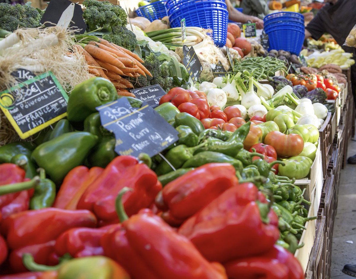 mairie6_8's tweet photo. #MarcheBio | Vous êtes adeptes de produits bio ? Tous les mercredis matin de 8h à 13h, rendez-vous sous les pergolas du cours Julien pour son marché biologique🍎🥒🥕🍇. Une 20aine de producteurs locaux.
🧀Fruits, légumes, fromages, miel, produits locaux.... rien ne manque !
📅 Tous les mercredis
📍Cours Julien (6e)