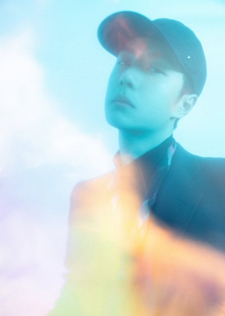 87Keyra's tweet photo. YIBO-OFFICIAL update 
 Young actor #WangYibo attended the 2023 Weibo Night Ceremony. He wore a dark blue suit with a plaid scarf, showing off his yuppie style. The baseball cap of the same color mixed with street style, and he was free and easy between reality and reality https://t.co/oUETgdyvWB