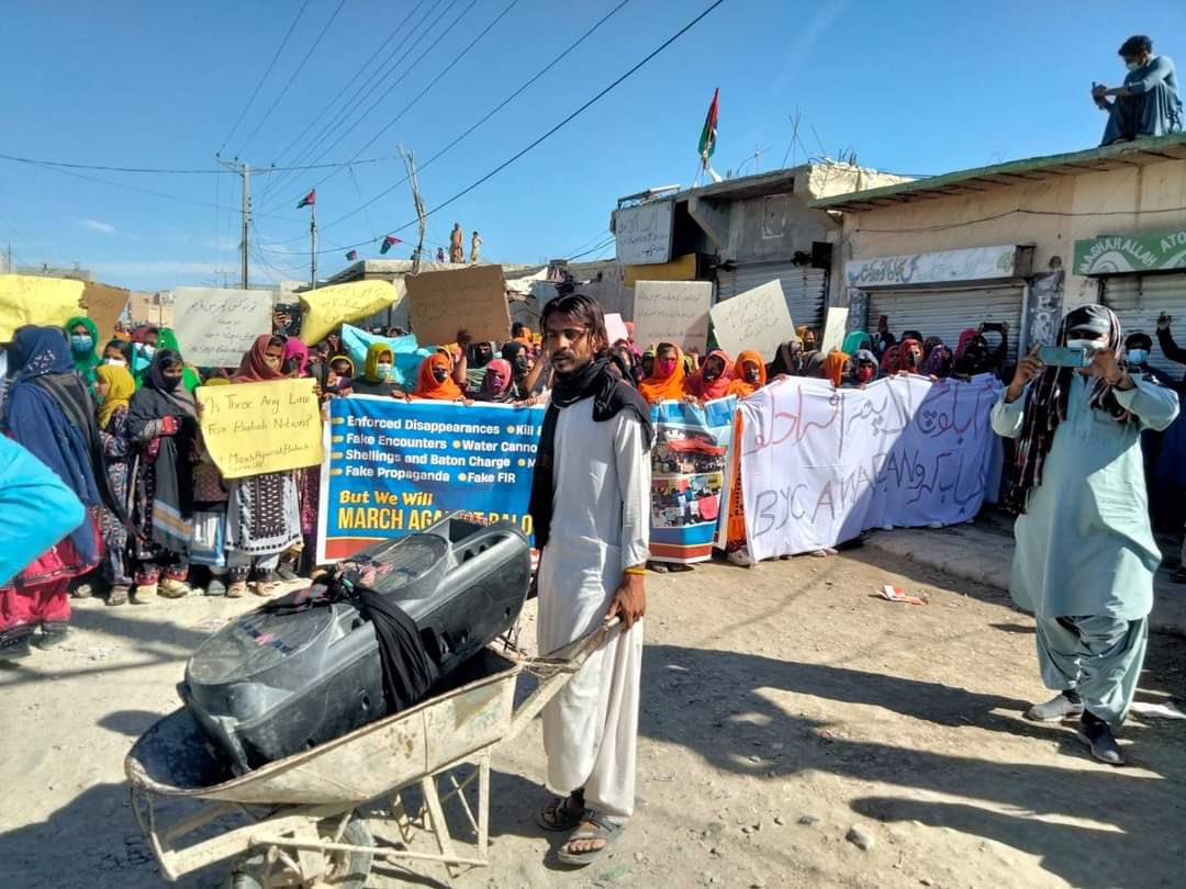 SeemaBalochh's tweet photo. ہمارے لوگوں کے پاس سہولت نہیں لیکن جزبہ،ہمت بہت ہے۔آواران نے 20 سالوں میں بہت دیکھا ہے لیکن اسلام آباد کی ایک آواز پر اتنے لوگوں کا نکلنا اور ڈیتھ اسکواڈ کے ناک کے نیچے مسنگ پرسنز کے لئے آواز اٹھایا ایک ایسی ہمت کا کام ہے جو ہر کسی کے بس کی بات نہیں
#MarchAgainstBalochGenocide https://t.co/k2g9eGS4Tn