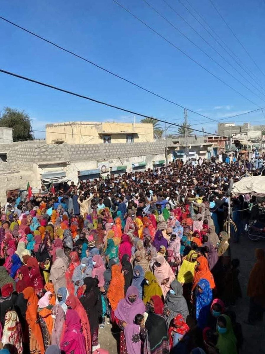 SeemaBalochh's tweet photo. ہمارے لوگوں کے پاس سہولت نہیں لیکن جزبہ،ہمت بہت ہے۔آواران نے 20 سالوں میں بہت دیکھا ہے لیکن اسلام آباد کی ایک آواز پر اتنے لوگوں کا نکلنا اور ڈیتھ اسکواڈ کے ناک کے نیچے مسنگ پرسنز کے لئے آواز اٹھایا ایک ایسی ہمت کا کام ہے جو ہر کسی کے بس کی بات نہیں
#MarchAgainstBalochGenocide https://t.co/k2g9eGS4Tn
