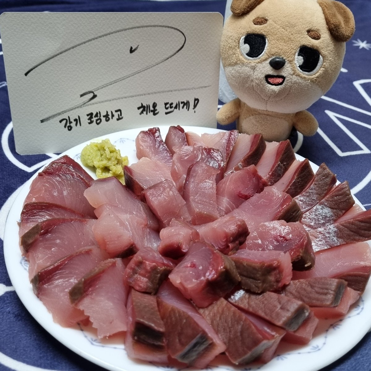 DAY6_rang's tweet image. 방어 선물한 최초의 드러머...윤도운🐶
하나라도 더 챙겨주려는 마음이 느껴져서 더 감동이었던ㅜㅜ 1도 안비리고 넘 맛있게 먹었다!!!!!!! 도운이도 감기 조심하고 항상 체온 뜨시게 유지하기🩵
#DAY6 #도운