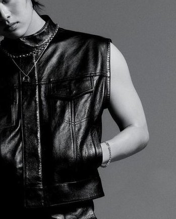 🕸️ @.ren just posted!

rock &amp; star. (dont talk about the hair if you want to live.)