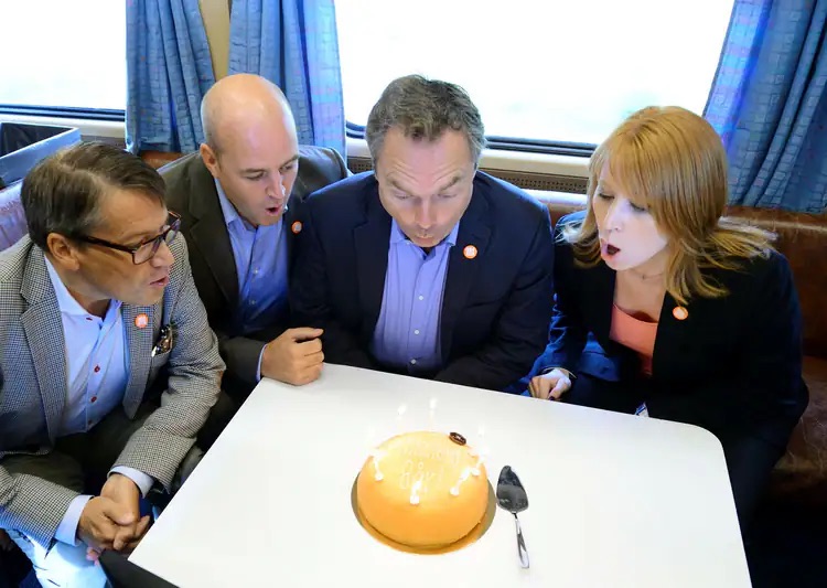 GustafWiklund's tweet image. #dinatankar Hur mycket saliv kommer med när någon blåser ut ljusen på en tårta?