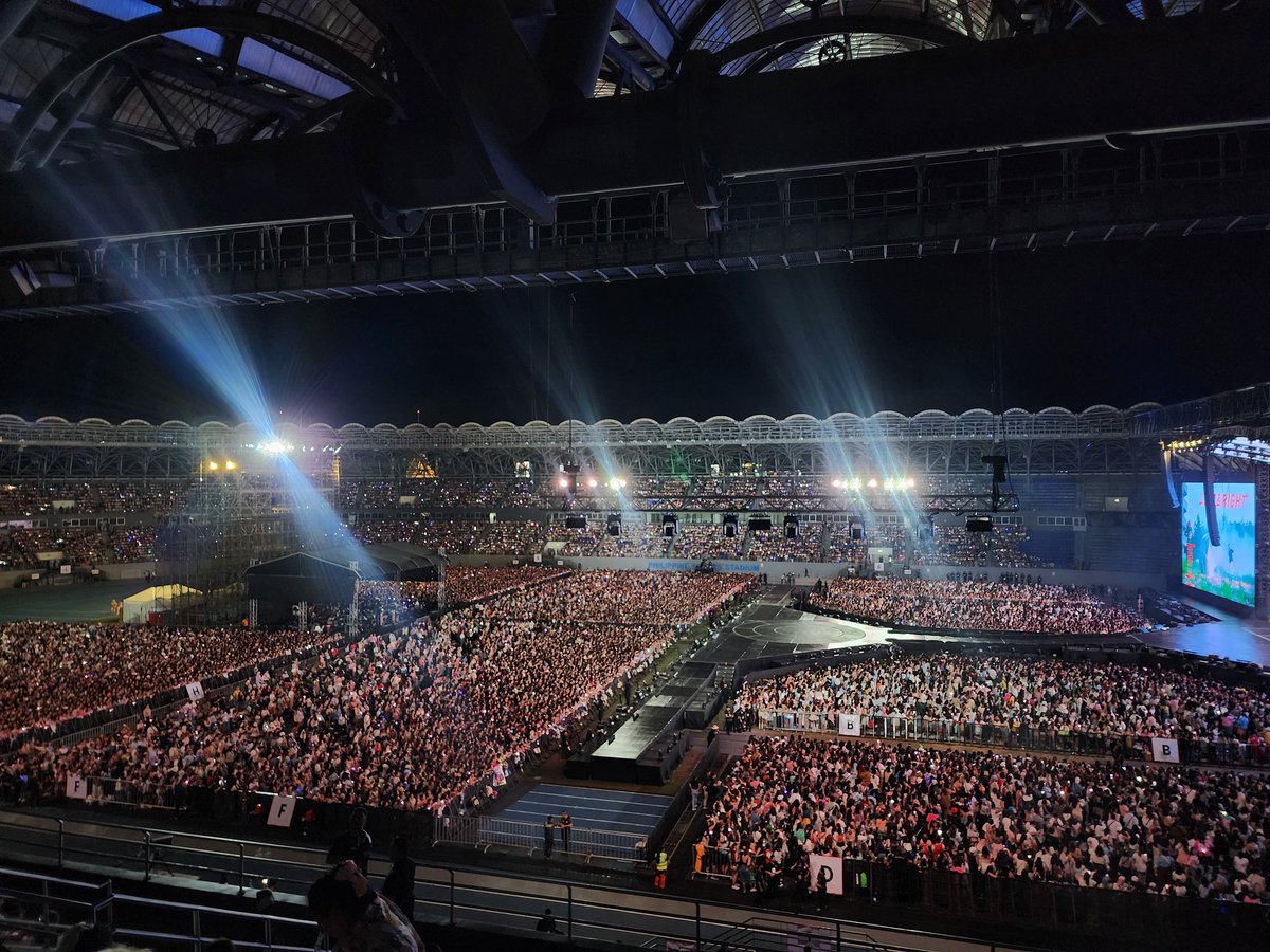 qtdkyeom's tweet photo. damn, what a huge crowd. seventeen, you will always be famous 🥹 https://t.co/Ks7BHShdQm