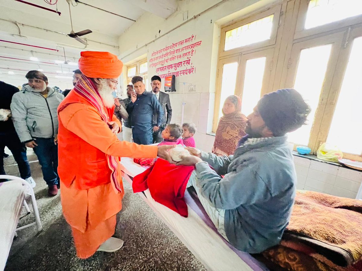 जन्मदिवस के शुभ अवसर पर प्रातः सर्वप्रथम श्री हनुमान मंदिर में मेरे आराध्य परम पिता मर्यादा पुरुषोत्तम प्रभु श्री राम जी व प्रभु श्री हनुमान जी के पूरे विधि विधान से दर्शन पूजन कर जिला सरकारी अस्पताल में मरीज़ों को फल वितरित कर उनसे उनके स्वास्थ्य के बारे में संवाद किया।