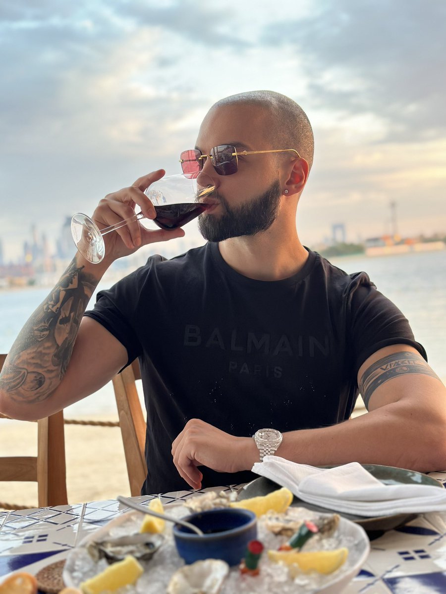 DamianProsa's tweet image. New year, new whips
Bull market vibes, bought all the dips

Aston black, Rari in stealth mode 
Lambo in the garage, crypto in the code
Bullish moves, stacking up the gains
G63 roaring when switching lanes