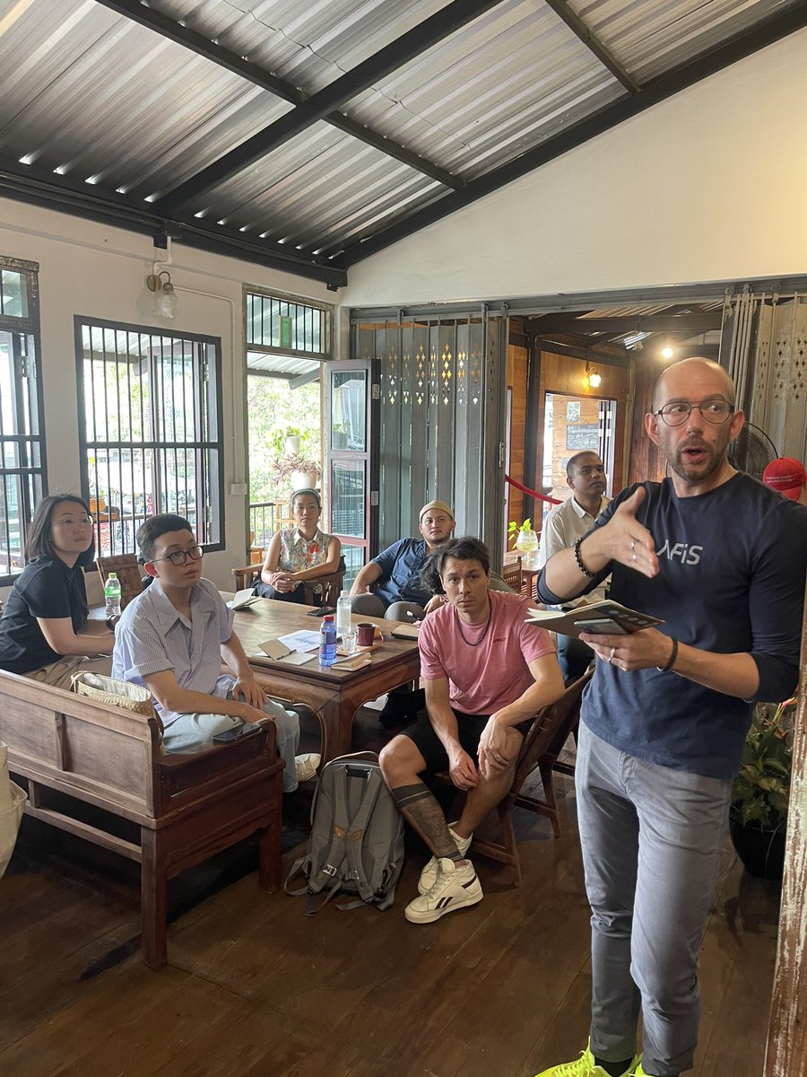 configlight's tweet image. Day 2 of our Bangkok Social Lighting and Urban Design groups discuss findings from social research and discuss initial design ideas @LightFollowsBeh @LSEnews @LUCIassociation #bangkoksociallighting #sociallighting