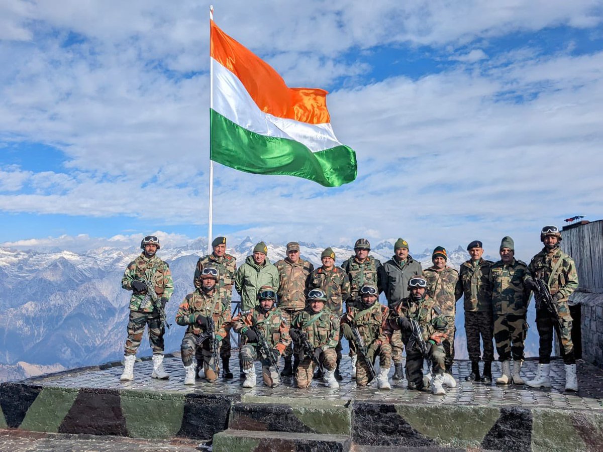 manishindiatv's tweet photo. National Flag always Fly high. Army Cdr with #IndianArmy troops and women personal of @BSF_Kashmir at #Macchal sector of #Kashmir. @NorthernComd_IA @adgpi @BSF_India https://t.co/XVRNT0GqfU
