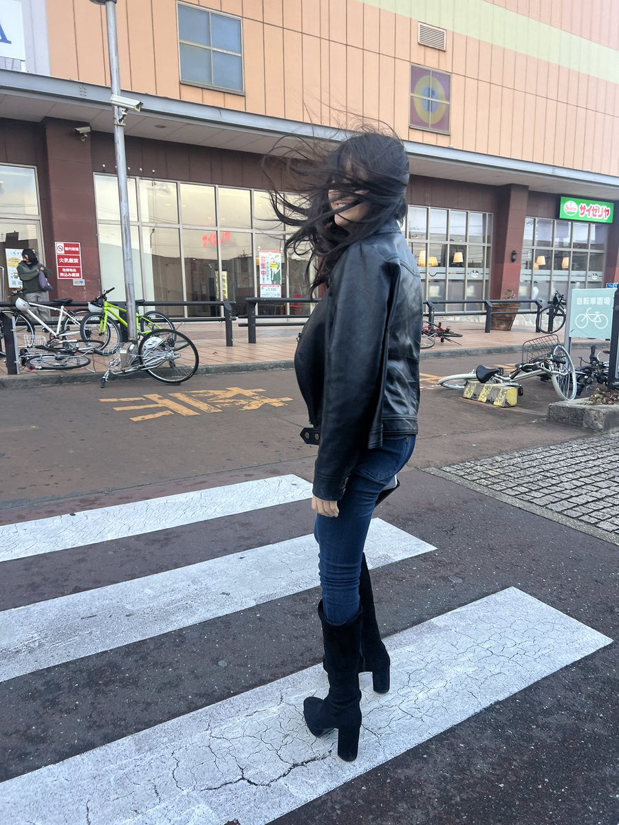 at_boc0905's tweet photo. この1枚で
今日の風の強さ伝わります？😑

※この後突風に押されてフレームアウトした娘氏 https://t.co/3VjNfiKeTr