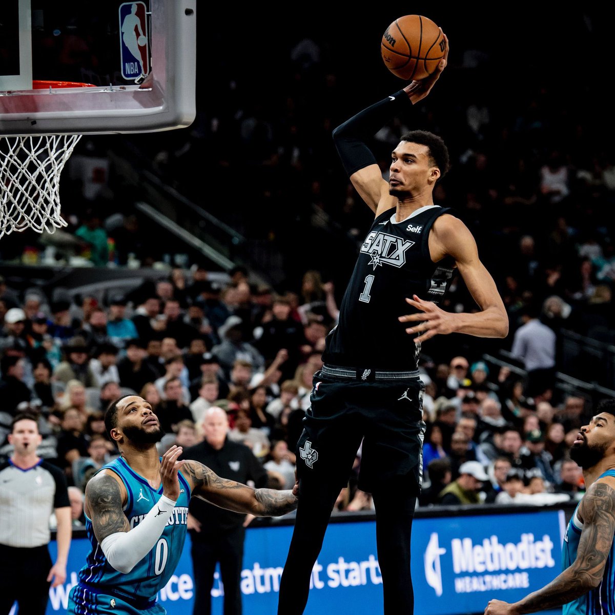 50NuancesDeNBA's tweet photo. Victor Wembanyama sur les 7 derniers matchs :

23,4 PTS
8,9 REB
3,6 AST
3,4 BLK
52% FG | 35% 3-PTS | 89% FT

Le tout en 23,7 minutes de moyenne…👽 https://t.co/YViVGfgk3a