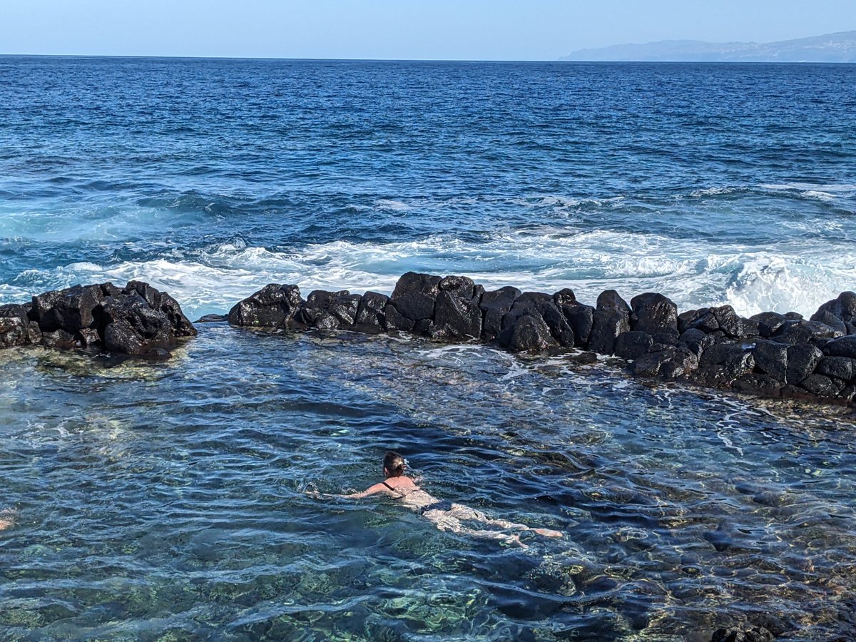 amyvmorley's tweet photo. Love a dip in the sea, a very balmy 21 https://t.co/qgqa0whs7g