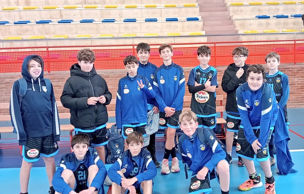 CBClaret's tweet photo. Infantil masculino IR Zonal3: 
La Salle Paterna 49 - 
Picken Claret blanco 34 
#goPickenclaret #orgulloAmarillo https://t.co/p0TK4FS355