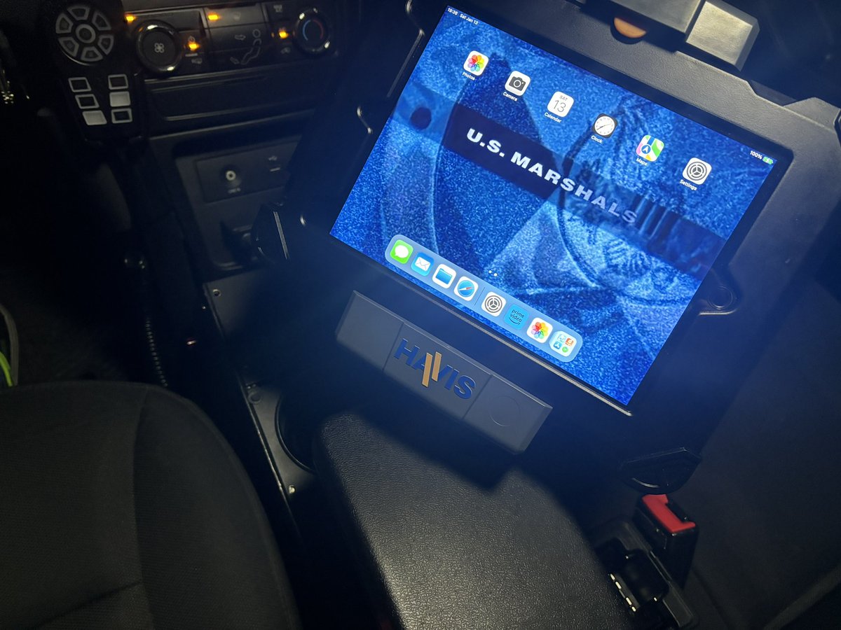 penginlab's tweet photo. HAVIS ipad protective case & Docking station 取付完了!
入庫タイミングがいつも良いみたいで、今日も夕方仕上がり😂BPコーポレーション@BP_002 さんには感謝!
今年中にはキーボード取付…できたら良いなぁ
#FPIU #アメパト #Ford #LE装備 #Ford #PoliceInterceptorUtility #HAVIS https://t.co/tYQW5QW4ew