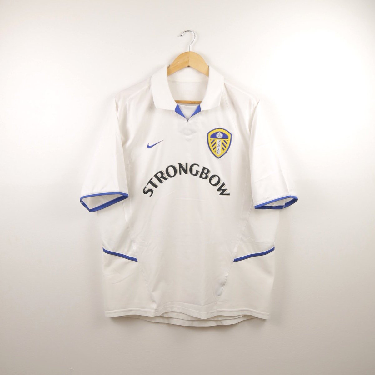 ClassicDiez's tweet photo. For sale: 
Leeds United 02/03 Home
Size XL

Very good condition
Located in Kew East
Happy to send more photos 
Shipping Worldwide available 

Check more football shirts for sell
Web: https://t.co/krtdfbRIeC
EBay: https://t.co/qbUYYMrfMq

#classickits #soccerjerseycollection https://t.co/WZnyzwMbvz