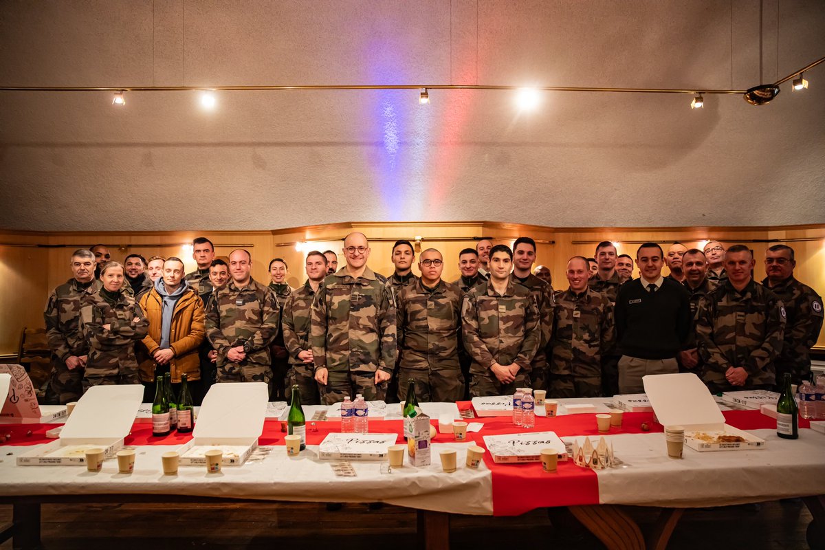 1er_ri's tweet image. Moment de partage autour d'une galette des rois, réunissant les Picards et leurs anciens camarades de Picardie. L'épiphanie est aussi une célébration de retrouvailles pour nos soldats. 

#1RI #soldats