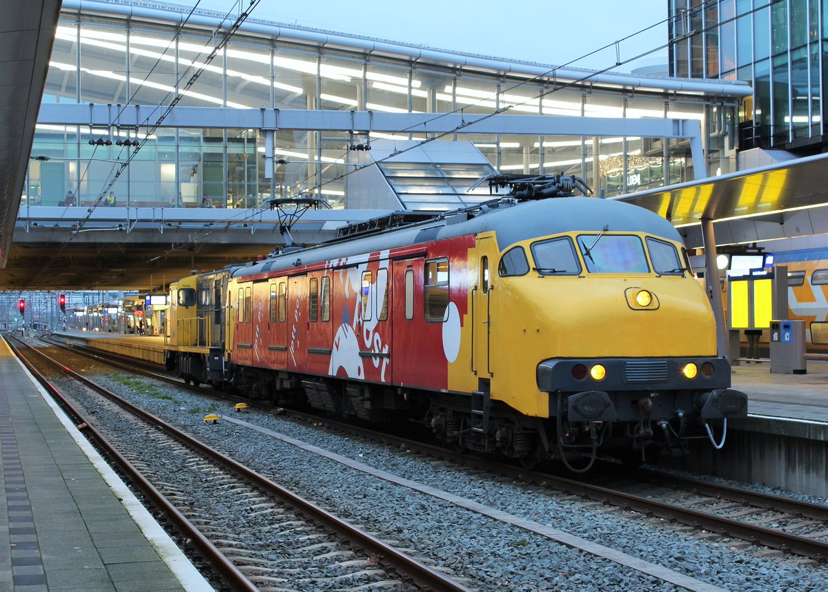 erwinstreinen's tweet photo. Stichting 2454 CREW Motorpost 3029 + diesellocomotief 2454, Utrecht Centraal
#motorpost #planmp #2454crew #utrecht #utrechtcs #utrechtcentraal #diesellocomotief #zug #eisenbahn #treinleven #ns #stichting2454crew #locomotive #Trainspotting #treinspotten #railway #alstom #alsthom https://t.co/aRMVnozboV